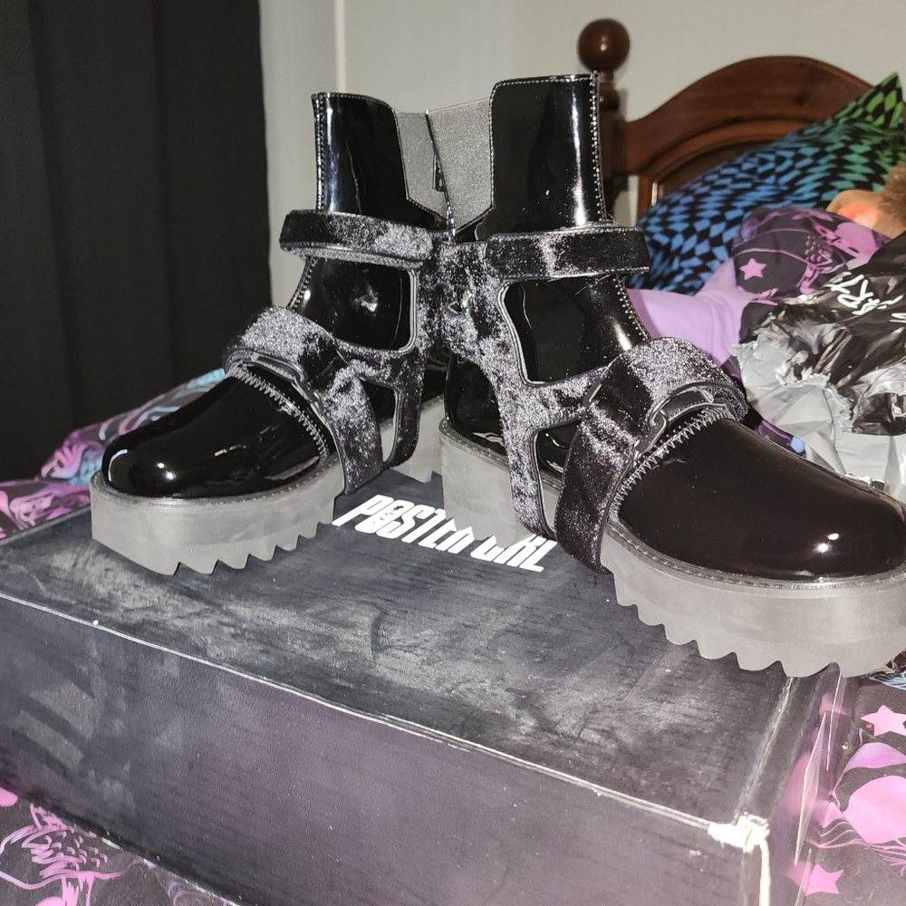 NIB Dolls Kill Bad Ass Velvet , And Sexy Black Vinyl Combat Boots - Picture 6 of 10